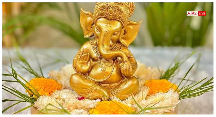 पूजा शुरू करने के लिए विभिन्न फल, रंग-बिरंगे फूल, माला, बेलपत्र, अगरबत्ती चढ़ाएं. गणपति को घी भी बहुत पसंद है. पूजन स्थल पर घी का दीपक जलाना चाहिए़ और लगातार 108 बार मंत्र का जाप करें.