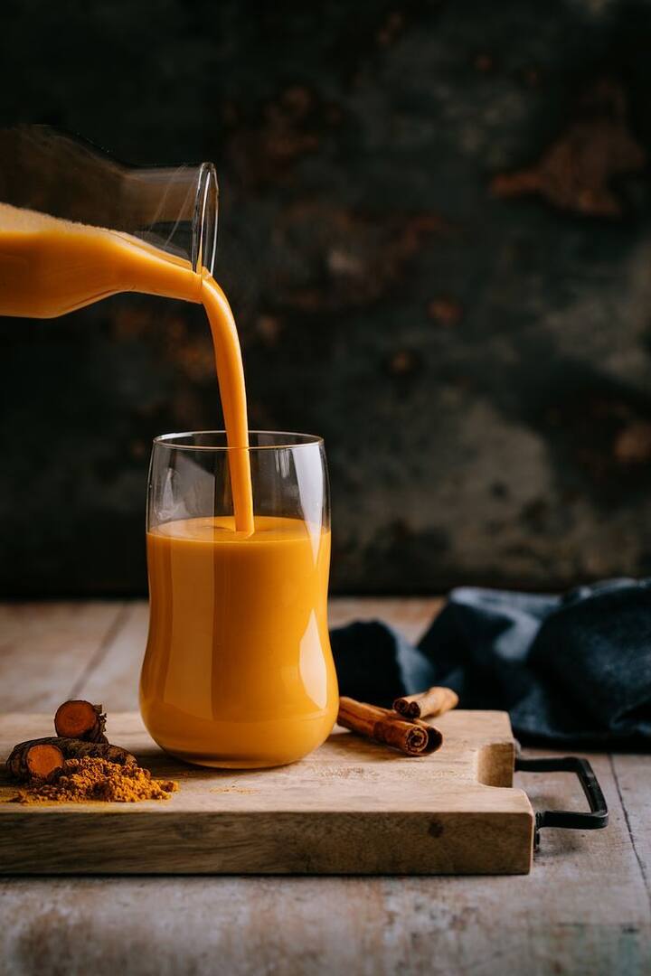 रात्री हळदीचे पाणी पिल्याने काही लोकांमध्ये अ‍ॅसिडिटी किंवा छातीत जळजळ होऊ शकते.जर तुम्हाला गॅस किंवा पोटाच्या समस्या असतील तर डॉक्टरांचा सल्ला घेतल्याशिवाय ते घेऊ नका.