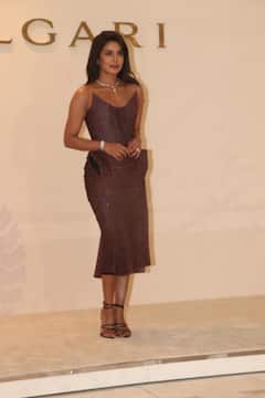 मुंबई के बुल्गारी इवेंट में मेटैलिक ड्रेस में खूब जचीं प्रियंका चोपड़ा, एक्ट्रेस के लुक पर दिल हारे फैंस