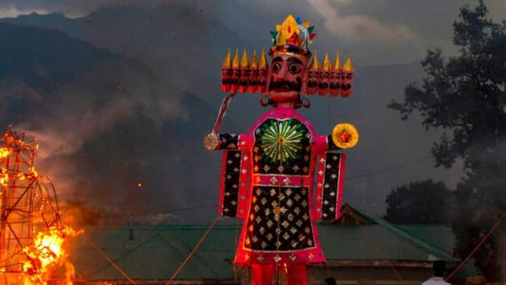 आग का संबंध प्राचीनकाल से ही शुद्धि और विनाश से रहा है. वेदों और पुराणों में अग्नि को पवित्र करने वाली शक्ति बताया गया है. जब रावण का दहन होता है, तो इसका भाव यह होता है कि समाज से बुराई, पाप और नकारात्मकता को हमेशा के लिए मिटा दिया जाए.