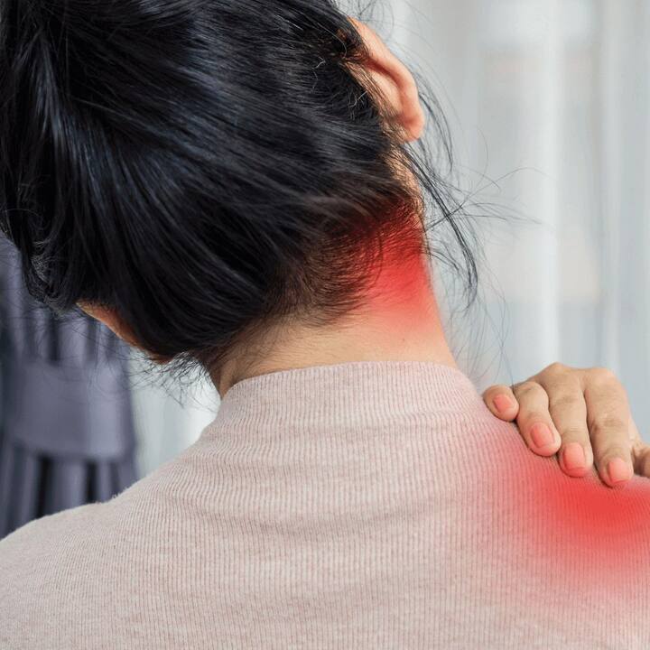 जर तुमचे डोके 30 डिग्री वळवले तर वजन 18 किलोपर्यंत वाढते आणि जर ते 45 डिग्री असेल तर ते22 किलो होते, तर जर ते 60 डिग्री असेल तर मानेवरील वजन २७ किलो होते.