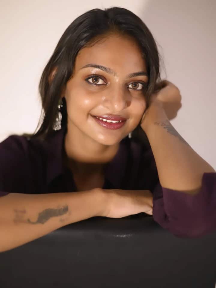 In this viral picture, you can see that Monalisa has kept her makeup absolutely satal and caught the attention of the users with only one of her beautiful smiles. He has completed his look with glossy lipstick and kajal.