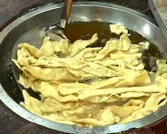 Dashera: અમદાવાદમાં દશેરા પર ફાફડા-જલેબી લેવા માટે દુકાનો પર લાગી લાંબી લાઈનો, જુઓ તસવીરો