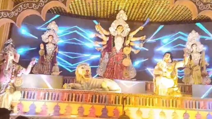 दुर्गा पूजा के दौरान खासतौर पर प्रशासन द्वारा हर एक पंडालों पर पैनी नजर रखी जा रही है. सुरक्षा के कड़े इंतज़ाम किए गए हैं.