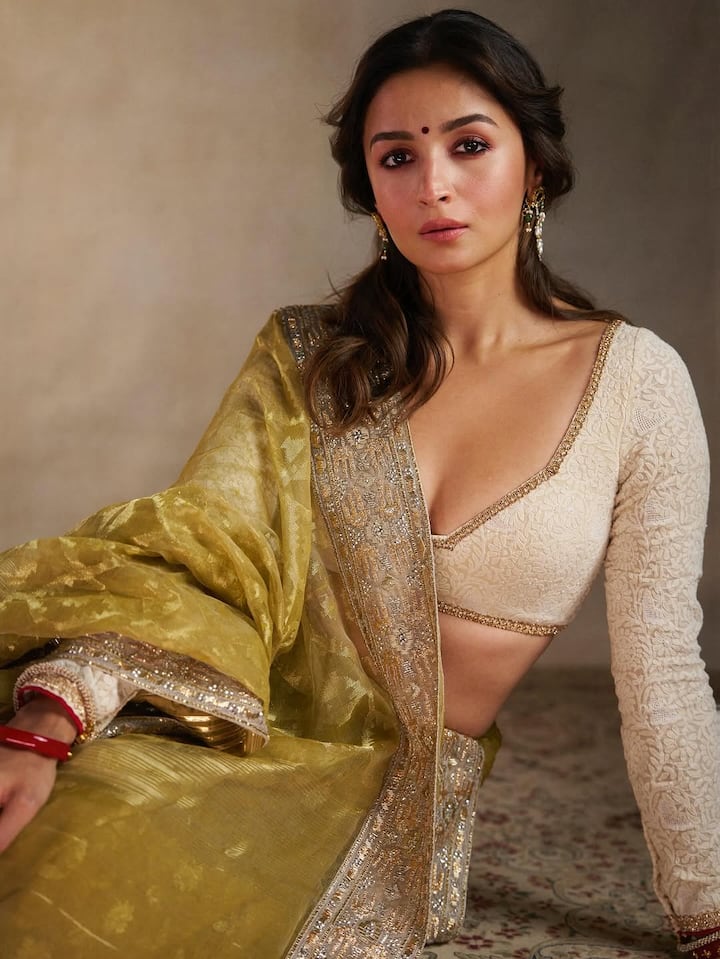 Alia paired it with a crème chikankari blouse detailed with bronze piping.
