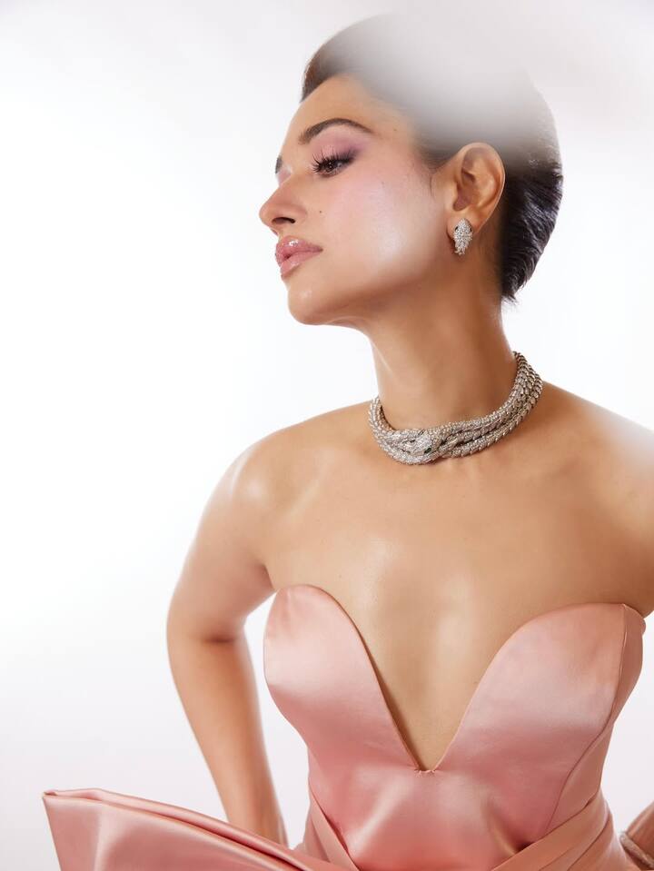 सोशल मीडिया पर तस्वीरें शेयर करने के बाद ही फैंस ने लाइक्स और कॉमेंट्स का सिलसिला शुरू कर दिया है जो अब रुकने का नाम नहीं ले रहा है. वाकई उनकी इस स्टनिंग आउटफिट को देख उनसे नजरें हटा पाना बहुत मुश्किल है.