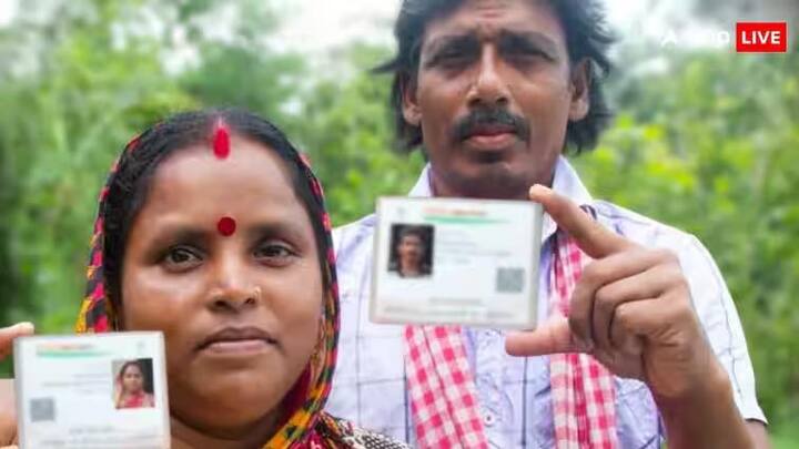 ईकेवायसी किंवा दुसऱ्या टूल्सच्या आधारे आधार प्रिंट आऊट काढण्यासाठी पहिल्या टप्प्यात 40 रुपये दुसऱ्या टप्प्यात 50 रुपये द्यावे लागतील. जर एखादा व्यक्ती नोंदणी केंद्रात जाऊन आधार नोंदणीसाठी घरी भेट दिल्यास जीएसटीसह 700 रुपये लागतील. अधिक व्यक्तींचं आधार नोंदवायचं असेल पहिल्या व्यक्तीसाठी 700 त्यानंतरच्या 350 शुल्क आकारलं जाईल.