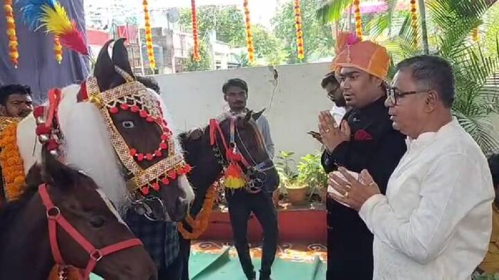 कोल्हापूर आणि साताऱ्यातील राजघराण्यातही दसऱ्याची मोठी प्रथा असून पारंपरिक पद्धतीने, राजेशाही थाटात दसरा साजरा केला जातो, तो पाहण्यासाठी मोठ्या संख्येने नागरिक येतात.