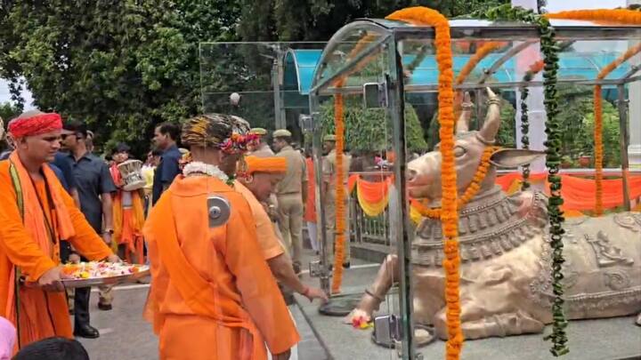 विजयदशमी के विशिष्ट पूजन में मुख्यमंत्री योगी आदित्यनाथ ने प्रदेशवासियों के सुखमय, शांतिमय और समृद्धिमय जीवन की कामना की.