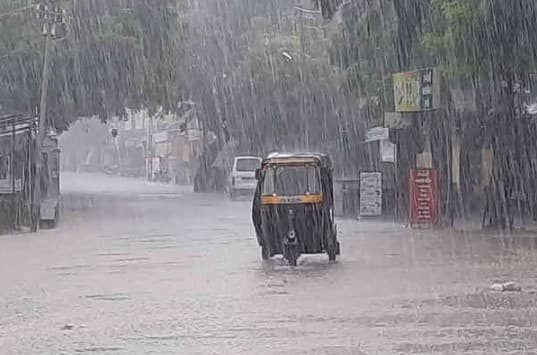 વરસાદી માહોલ વચ્ચે હવામાન વિભાગે આજે રાજકોટ, જૂનાગઢ, પોરબંદર, દ્વારકા, ગીર સોમનાથ, દિવ અને કચ્છમાં છૂટાછવાયા સ્થળોએ હળવાથી લઈને ભારે વરસાદની આગાહી કરી છે.