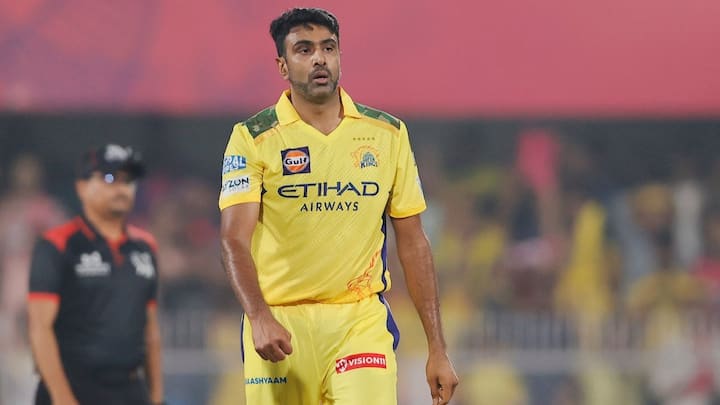 भारतीय क्रिकेट टीम के पूर्व ऑफ स्पिनर आर अश्विन ऑस्ट्रेलिया की बिग बैश लीग में खेलने वाले पहले भारतीय खिलाड़ी बनेंगे. उन्हें सिडनी थंडर ने 2026 सीजन के लिए साइन किया है.