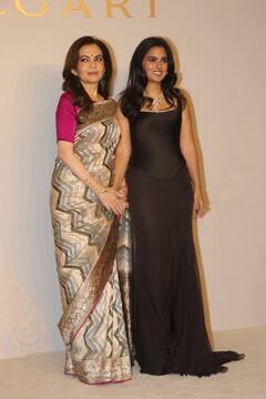 ईशा अंबानी की खूबसूरत तस्वीरें आईं सामने, मां नीता अंबानी और प्रियंका चोपड़ा ने भी बढ़ाया चार्म