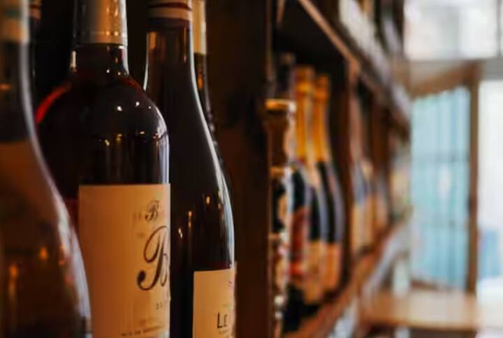 ਪਰ ਜੇਕਰ ਤੁਸੀਂ ਕਿਸੇ ਜਨਤਕ ਥਾਂ 'ਤੇ ਸ਼ਰਾਬ ਪੀਂਦੇ ਹੋ ਜਾਂ ਨਸ਼ੇ ਦੀ ਹਾਲਤ ਵਿੱਚ ਗੱਡੀ ਚਲਾਉਂਦੇ ਹੋ, ਤਾਂ ਇਹ ਇੱਕ ਵੱਖਰੀ ਗੱਲ ਹੈ। ਉਨ੍ਹਾਂ ਮਾਮਲਿਆਂ ਵਿੱਚ, ਆਮ ਕਾਨੂੰਨ ਲਾਗੂ ਹੁੰਦਾ ਹੈ, ਅਤੇ ਤੁਹਾਨੂੰ ਜੁਰਮਾਨਾ ਜਾਂ ਗ੍ਰਿਫਤਾਰੀ ਵੀ ਹੋ ਸਕਦੀ ਹੈ।