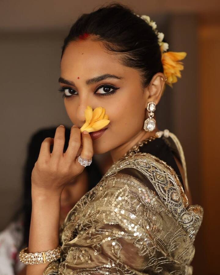 इस फोटो में शोभिता का नई नवेली दुल्हन वाला लुक नजर आ रहा है. हैवी साड़ी, लाला बिंदी और मांग में सिंदूर लगाए वो बहुत अच्छी दिख रही हैं.