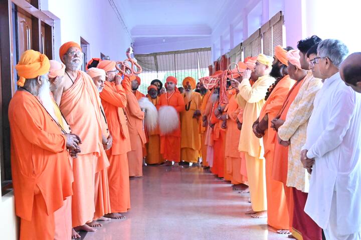 गोरक्षपीठाधीश्वर ने अपने गुरुदेव ब्रह्मलीन महंत अवेद्यनाथ सहित अन्य संतों की समाधि स्थल पर भी शीश नवाया और पूजन कर आशीर्वाद लिया.