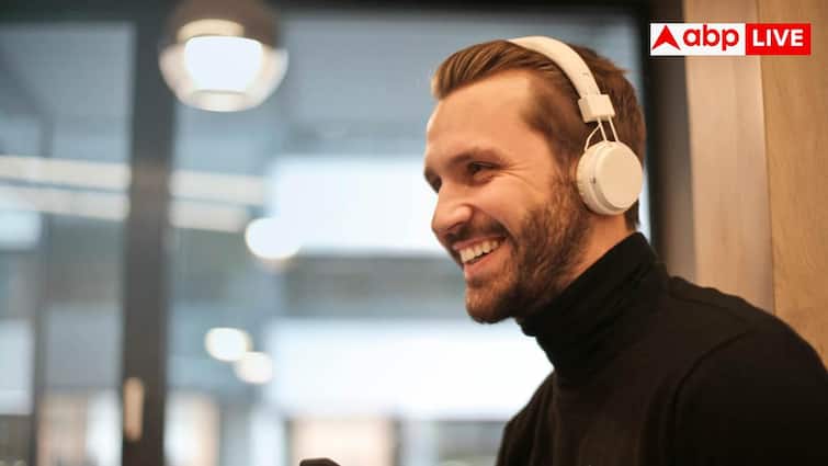 Earbuds Hearing Loss: कानों के लिए कितना खतरनाक होता है वायरलेस हेडफोन, कितनी हो सकती है दिक्कत?