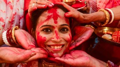 বিদায় উমা, মাকে বরণ আর সিঁদুরখেলায় মাতলেন ভিনরাজ্যের বাঙালিরাও