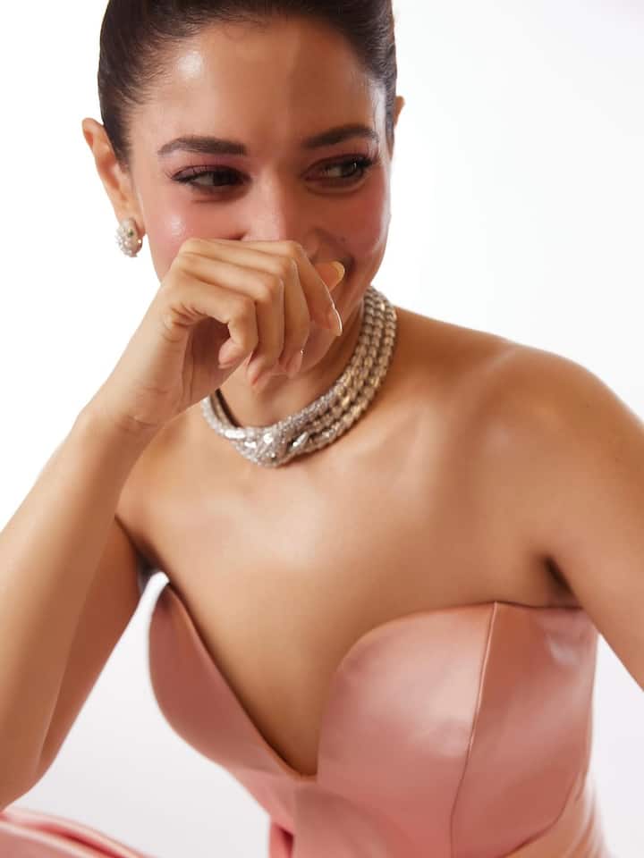 दरअसल ये पिक्चर्स बुल्गारी इवेंट की हैं. जहां प्रियंका चोपड़ा के साथ तमन्ना भाटिया ने भी शिरकत किया था. अपने परफेक्ट आउटफिट और मेकअप के साथ एक्ट्रेस ने इवेंट में ग्लैमर का तड़का लगाया. सोशल मीडिया पर ये तस्वीरें तेजी से वायरल हो रही हैं.