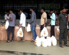 Dashera: અમદાવાદમાં દશેરા પર ફાફડા-જલેબી લેવા માટે દુકાનો પર લાગી લાંબી લાઈનો, જુઓ તસવીરો