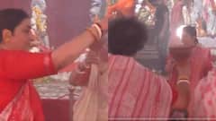 दिल्ली के दुर्गा पंडाल पहुंचीं पूर्व केंद्रीय मंत्री स्मृति ईरानी, किया धुनुची नाच, देखें Video