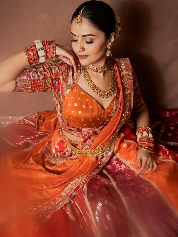 2019 में, उन्होंने बिग बॉस तेलुगु के सीज़न 3 में एक प्रतियोगी के रूप में प्रवेश किया, जहाँ वह उपविजेता रहीं।