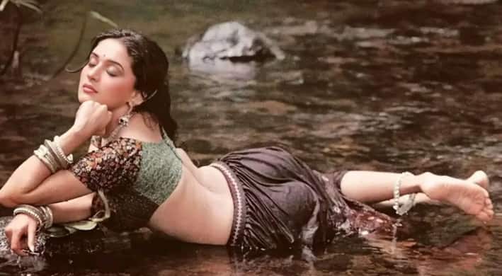 Madhuri has always been very beautiful. Any heart sat on this picture of his youth days.