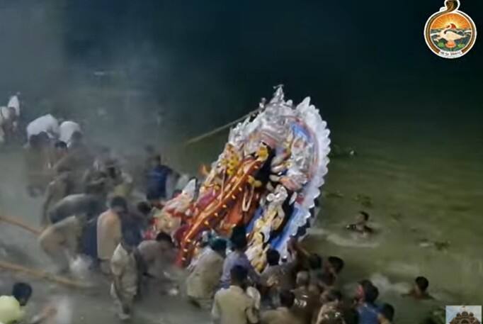 হাসি মুখে মাকে বিদায় জানিয়ে আরও একটা বছরের অপেক্ষা। এখন শুধু দু’চোখ ভরে মাকে দেখে নেওয়া আর ঢাকের তালে বলে ওঠা, আসছে বছর আবার এসো মা।