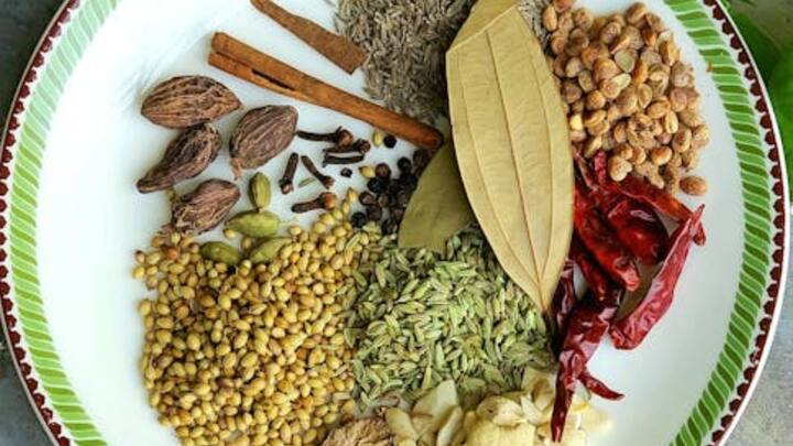 क्वीन ऑफ स्पाइसेस कही जाने वाली इलायची का इस्तेमाल केवल भारतीय मिठाइयों या चाय तक सीमित नहीं रहा. अरब देशों में कॉफी बनाने में इसका खास इस्तेमाल होता है. यूरोपियन डेजर्ट्स में भी इलायची का तड़का अब आम है. भारत इलायची का सबसे बड़ा उत्पादक देश है और इसकी वैश्विक मांग लगातार बढ़ रही है.
