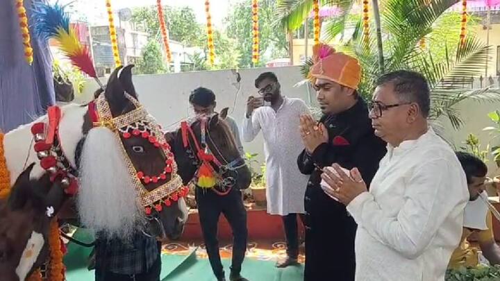 देशभरात दसऱ्याचा उत्सव साजरा होत असून पारंपरिक पद्धतीने विजयादशमी साजरी केली जाते. कुठे सिमोल्लंघन करुन, कुठे शस्त्र पूजन करुन दसरा साजरा होत आहे.