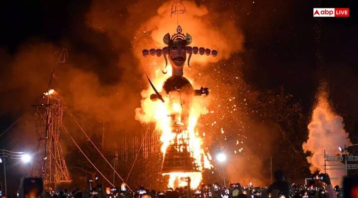दशहरा पर रावण दहन किया जाता है. जब रावण का पुतला पूरी तरह से जल जाए तो, बची हुई थोड़ी सी लकड़ी या राख घर ले आएं. इसे घर के ऐसे स्थान पर रख दें, जहां किसी बाहरी व्यक्ति की नजर इसपर न पड़े. इस उपाय को करने से घर से नकारात्मकता पूरी तरह से खत्म हो जाती है.