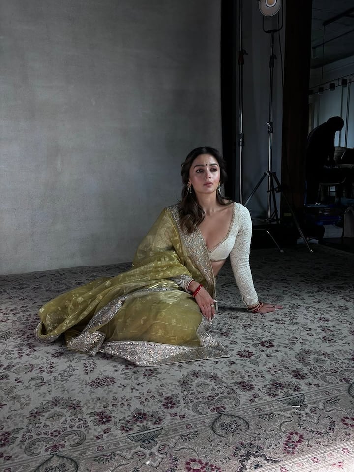 Her accessories included red bangles, kohl-rimmed eyes, and Sunita Kapoor’s elaborate kanuatis.