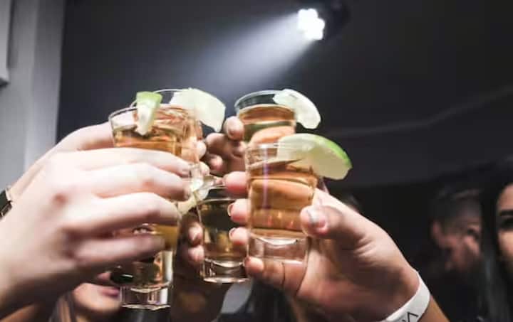 ਜੇਕਰ ਕੋਈ ਇਸ ਦਿਨ ਸ਼ਰਾਬ ਵੇਚਦਾ ਜਾਂ ਖਰੀਦਦਾ ਪਾਇਆ ਜਾਂਦਾ ਹੈ, ਤਾਂ ਉਸਨੂੰ ਮਾਤਰਾ ਅਤੇ ਰਾਜ ਦੇ ਨਿਯਮਾਂ ਦੇ ਆਧਾਰ 'ਤੇ ਜੁਰਮਾਨਾ ਜਾਂ ਜੇਲ੍ਹ ਵੀ ਹੋ ਸਕਦੀ ਹੈ।