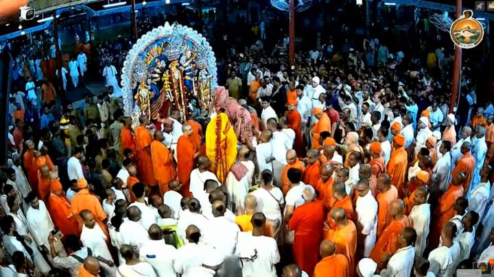 আজ বিদায়ের বিজয়া দশমী। আজ ভোরবেলা রীতি মেনে বেলুড় মঠে রামকৃষ্ণ দেবের মন্দিরে মঙ্গলারতি হয়। তারপর হয় দশমীর পুজো।