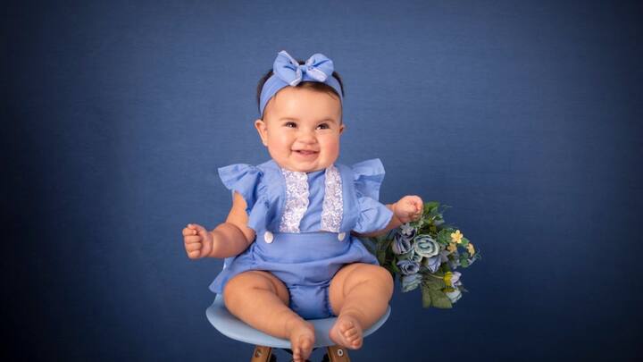 एक और दिलचस्प पहलू यह है कि जब हम बच्चे को प्यार से गले लगाते हैं तो हमारे शरीर में भी तनाव कम होता है और ब्लड प्रेशर बैलेंस होता है. यानी यह भावनात्मक जुड़ाव सिर्फ बच्चों के लिए ही नहीं, बल्कि बड़ों के लिए भी मानसिक शांति और खुशी लाता है.