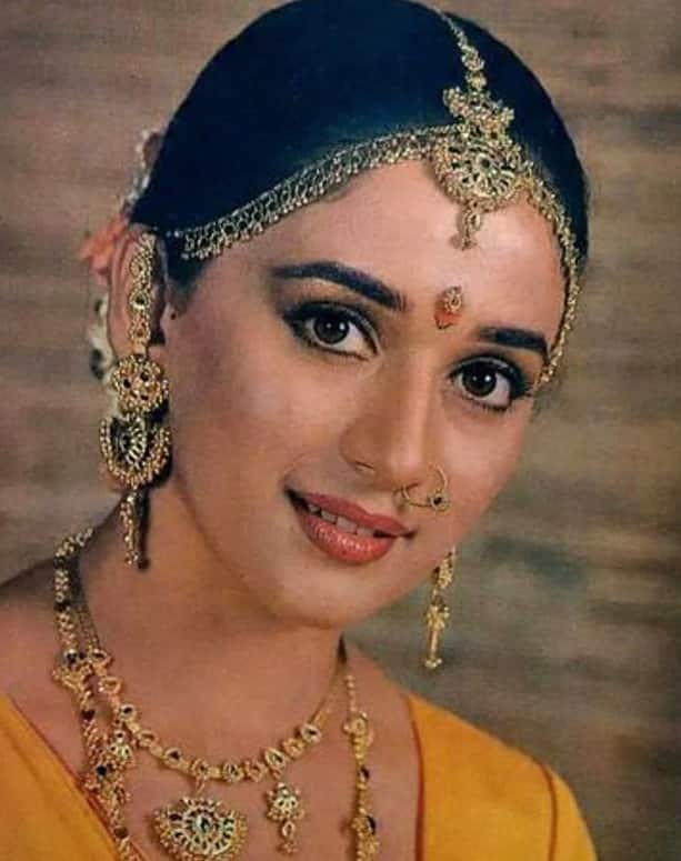 While Madhuri received a lot of praise from her acting, people are crazy about her dance. At the same time, his beautiful smile also steals the hearts of fans.