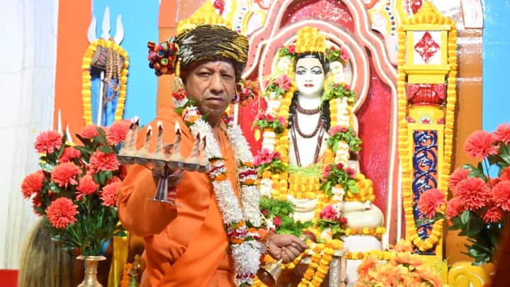 Gorakhpur News: मुख्यमंत्री योगी आदित्यनाथ गोरखपुर की गोरखनाथ मंदिर में विजयादशमी पर विशेष अनुष्ठान किया. सीएम ने इसके बाद गोपूजन कर गौ माता को गुड़ खिलाकर दुलार किया.