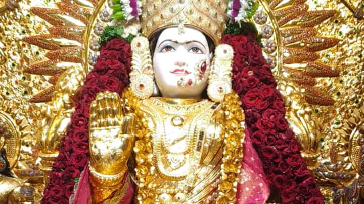 श्री महालक्ष्मी मंदिर सारसबाग, श्री बन्सीलाल रामनाथ अग्रवाल धार्मिक व सांस्कृतिक ट्रस्ट तर्फे वषार्तून दोनदा ही साडी नेसवली जाते.