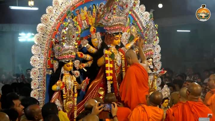ছেলেমেয়ে নিয়ে বাপের বাড়ি থেকে কৈলাসে পাড়ি দেবেন উমা। আনন্দে উচ্ছ্বাসে মিশেছে বিষণ্ণতার সুর। রীতি মেনে মেয়ে বিদায়ের সময় কনকাঞ্জলিও দেওয়া হয়।