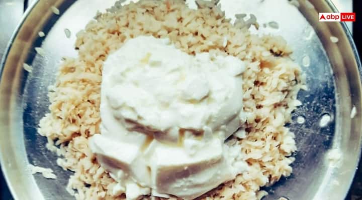 मां दुर्गा को दही-चूड़ा का भोग लगाने के पीछे ऐसी मान्यता है कि, दही और चूड़ा शुभता का प्रतीक होता है. विदाई से पहले मां को इसका भोग लगाना शुभ और फलदायी होता है.