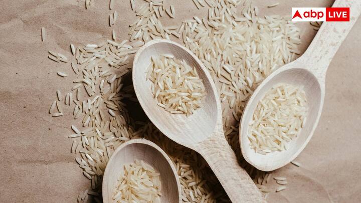 भारत की उपजाऊ भूमि इसे कृषि निर्यात के लिए एक बड़ा केंद्र बनाती है. यहां पर चावल और गेहूं से लेकर फल और सब्जियां काफी ज्यादा अच्छी मात्रा और क्वालिटी में पाए जाते हैं. खासकर बासमती चावल यहां का प्रीमियम एक्सपोर्ट उत्पाद है. इसे मध्य पूर्व, यूरोप और उत्तरी अमेरिका तक एक्सपोर्ट किया जाता है.