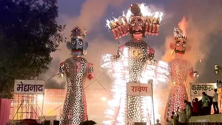 देशभर में धूमधाम से मनाई गई विजयादशमी, कहीं जलकर तो कहीं बारिश में गलकर गिरा रावण, Video देशभर में धूमधाम से मनाई गई विजयादशमी, कहीं जलकर तो कहीं बारिश में गलकर गिरा रावण, Video