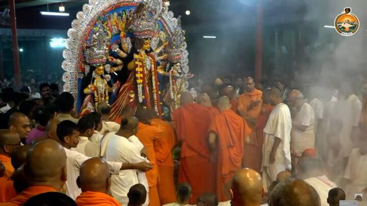 সন্ধেয় মূল মন্দিরে সন্ধ্যারতির পর শুরু হয় নিরঞ্জনের প্রস্তুতি। আরতি, সিঁদুর খেলা, মিষ্টিমুখ, ধুনুচি নাচ চলে।