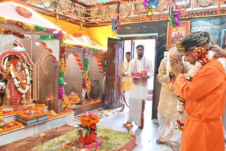 गोरक्षपीठाधीश्वर के विशेष परिधान में सीएम योगी ने पीठ की परंपरा का अनुसरण करते हुए गुरुवार प्रातःकाल विधि विधानपूर्वक श्रीनाथ जी की पूजा-आराधना कर लोकमंगल की प्रार्थना की.