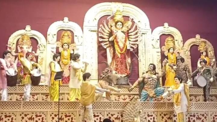 इस वर्ष भी नवमी के दिन दुर्गा पंडालों में भारी भीड़ देखी गई. लोग बड़ी संख्या में मां के दर्शनों के लिए उमड़ पड़े.