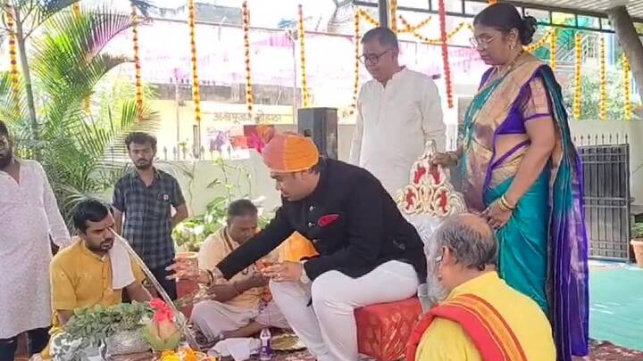 यंदाच्या दसऱ्यावर मराठवाड्यातील पूरग्रस्त विदारक स्थितीचे सावट आहे, बळीराजाच्या शेतात पाणी असून शेतकरी आर्थिक संकटात असल्याने यंदाचा दसराही साध्याच पद्धतीने होत आहे.