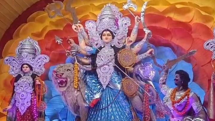 वाराणसी के प्रसिद्ध हथुआ मार्केट, शिवपुर सहित अलग-अलग जगह पर आकर्षक पंडालों को तैयार किया गया है. देश के प्राचीन धर्मस्थल की आकृति पर आधारित पंडालों को बनाया गया है.