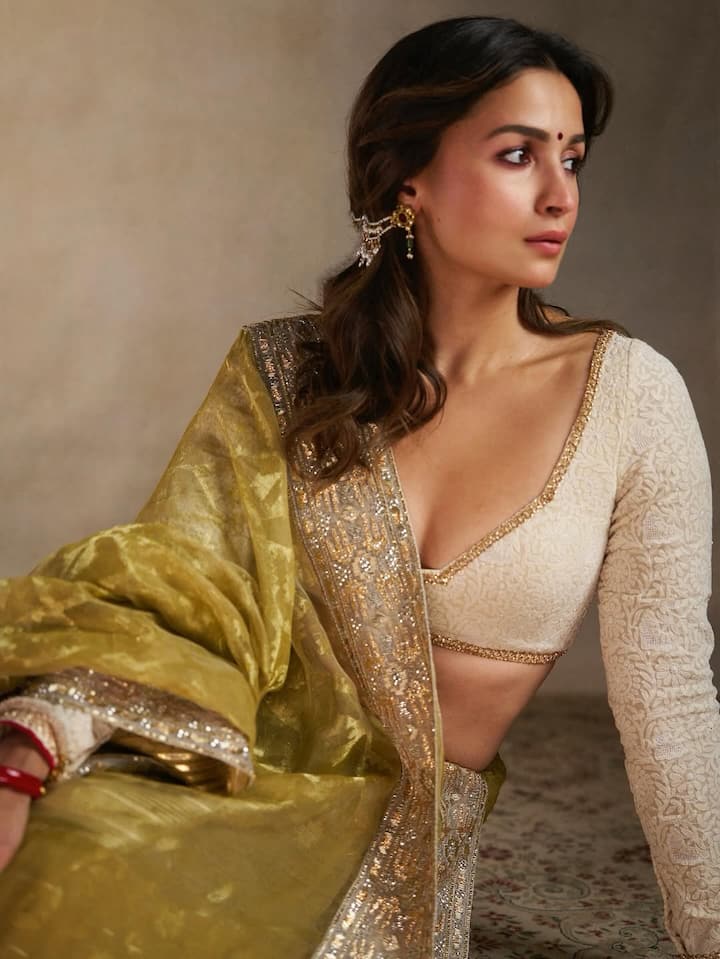 The look exuded understated elegance, avoiding overly bright or loud festive colours.