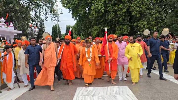 इस दौरान नाथपंथ के परंपरागत विशेष वाद्य यंत्र नागफनी, शंख, ढोल, घंट, डमरू की गूंज से पूरा मंदिर परिसर भक्ति तरंगों से झंकृत हो रहा था.