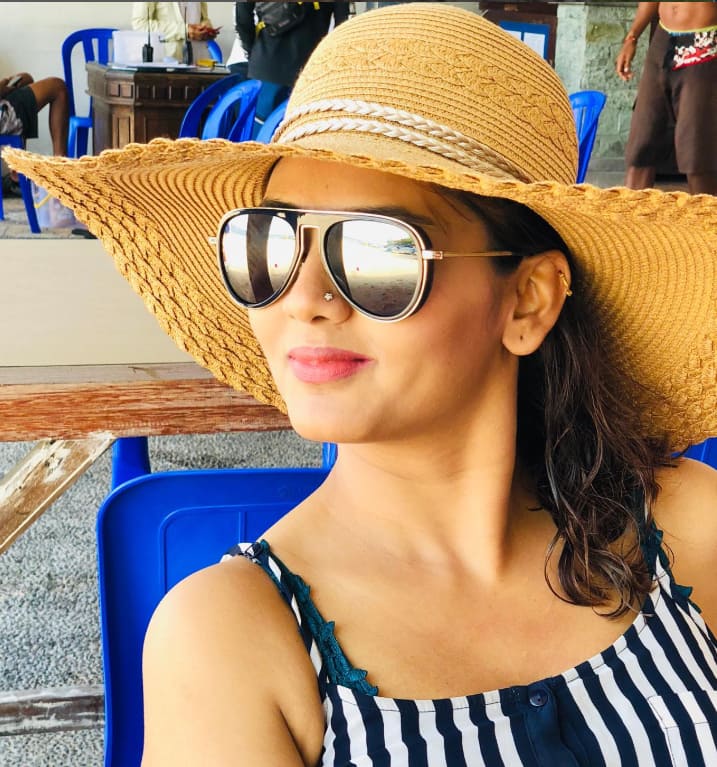 उनका खूबसूरत और सादगीभरा अंदाज उन्हें खास बनाता है और मनीष पॉल की परफेक्ट लाइफ पार्टनर साबित करता है.