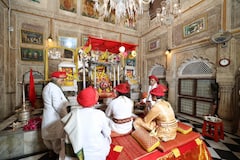 Photos: दशहरे पर ज्योतिरादित्य सिंधिया का दिखा शाही अंदाज, बेटे महाआर्यमन के साथ की हथियारों की पूजा